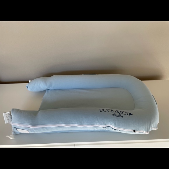 The DockATot Deluxe+ is multifunctional docking station for babies. Light blue. - Picture 2 of 7